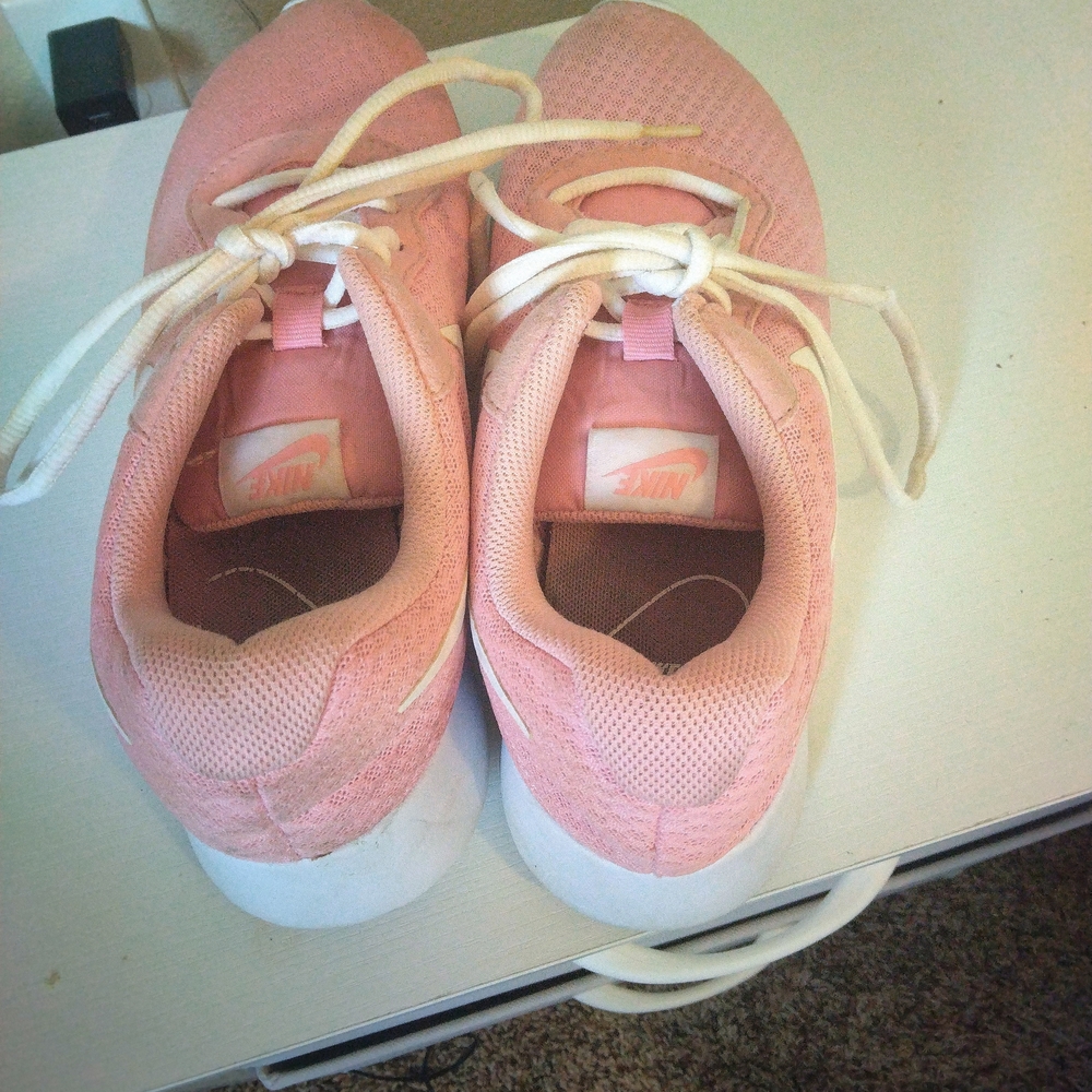 NIKE Women's Soft Pink Sneakers - Picture 6 of 6